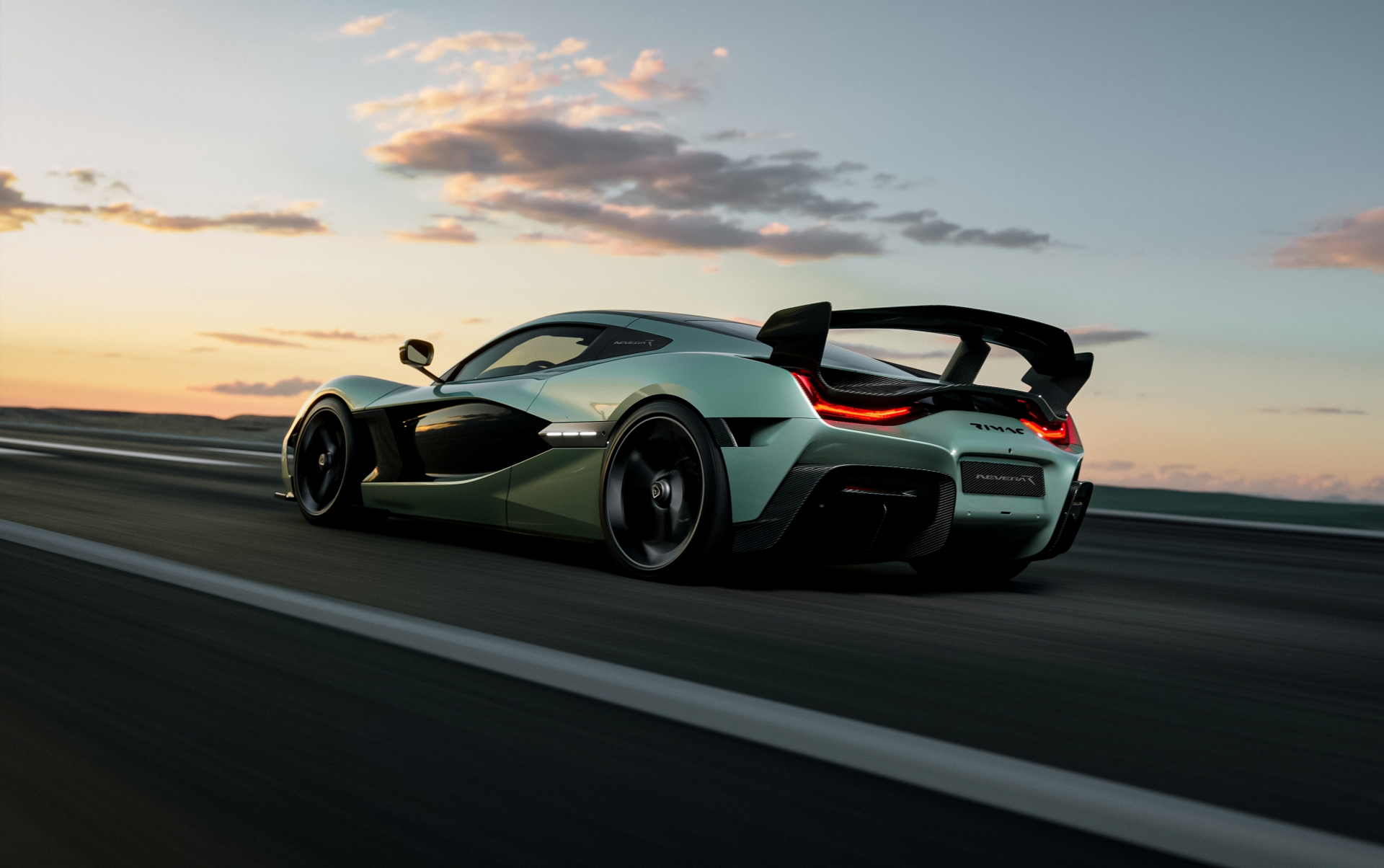 Vista trasera y lateral del Rimac Nevera R, poderío eléctrico en circuito