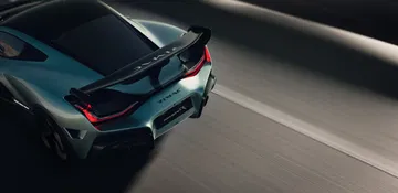 Vista dinámica del Rimac Nevera R, enfatizando su diseño aerodinámico y poderío eléctrico.