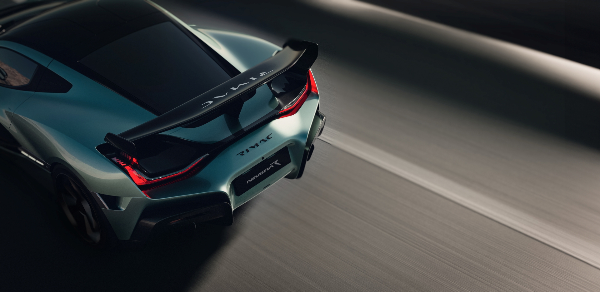 Vista dinámica del Rimac Nevera R, enfatizando su diseño aerodinámico y poderío eléctrico.