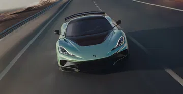 Vista dinámica del Rimac Nevera R dominando el asfalto con su porte eléctrico.