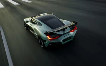 Vista dinámica del Rimac Nevera R en plena acción, demostrando su poderío en pista.