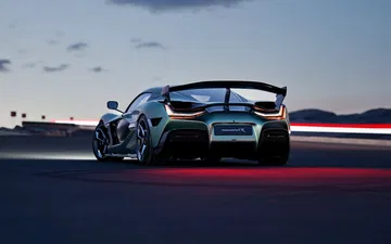Eléctrico Rimac Nevera R dominando el asfalto en circuito, potencia y diseño.