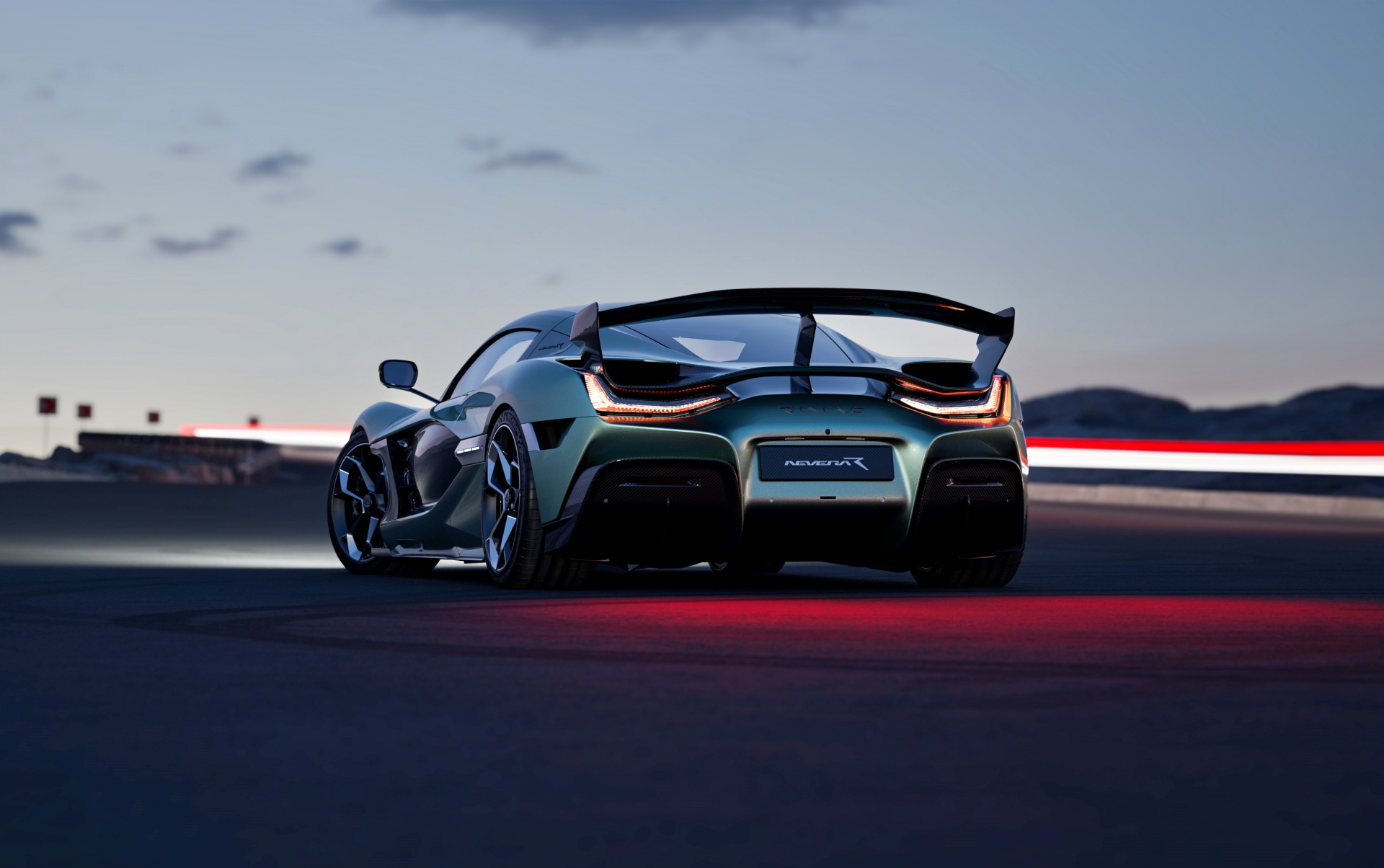 Eléctrico Rimac Nevera R dominando el asfalto en circuito, potencia y diseño.