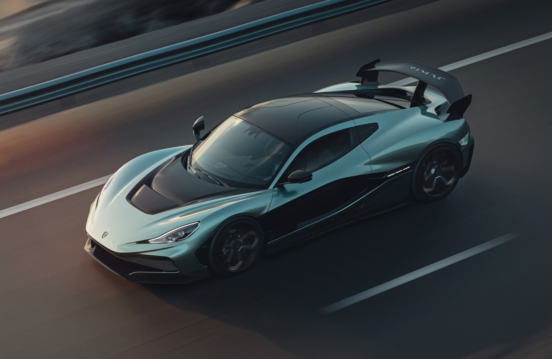 Vista lateral del Rimac Nevera R en movimiento que demuestra su dinamismo y diseño aerodinámico.