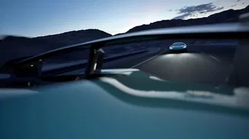 Vista lateral del Rimac Nevera R, destacando su línea aerodinámica.