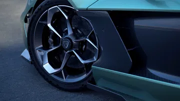 Vista lateral que exhibe la impresionante llanta y aerodinámica del Rimac Nevera R.