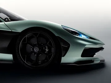 Detalle lateral que muestra la potencia y elegancia del Rimac Nevera R.