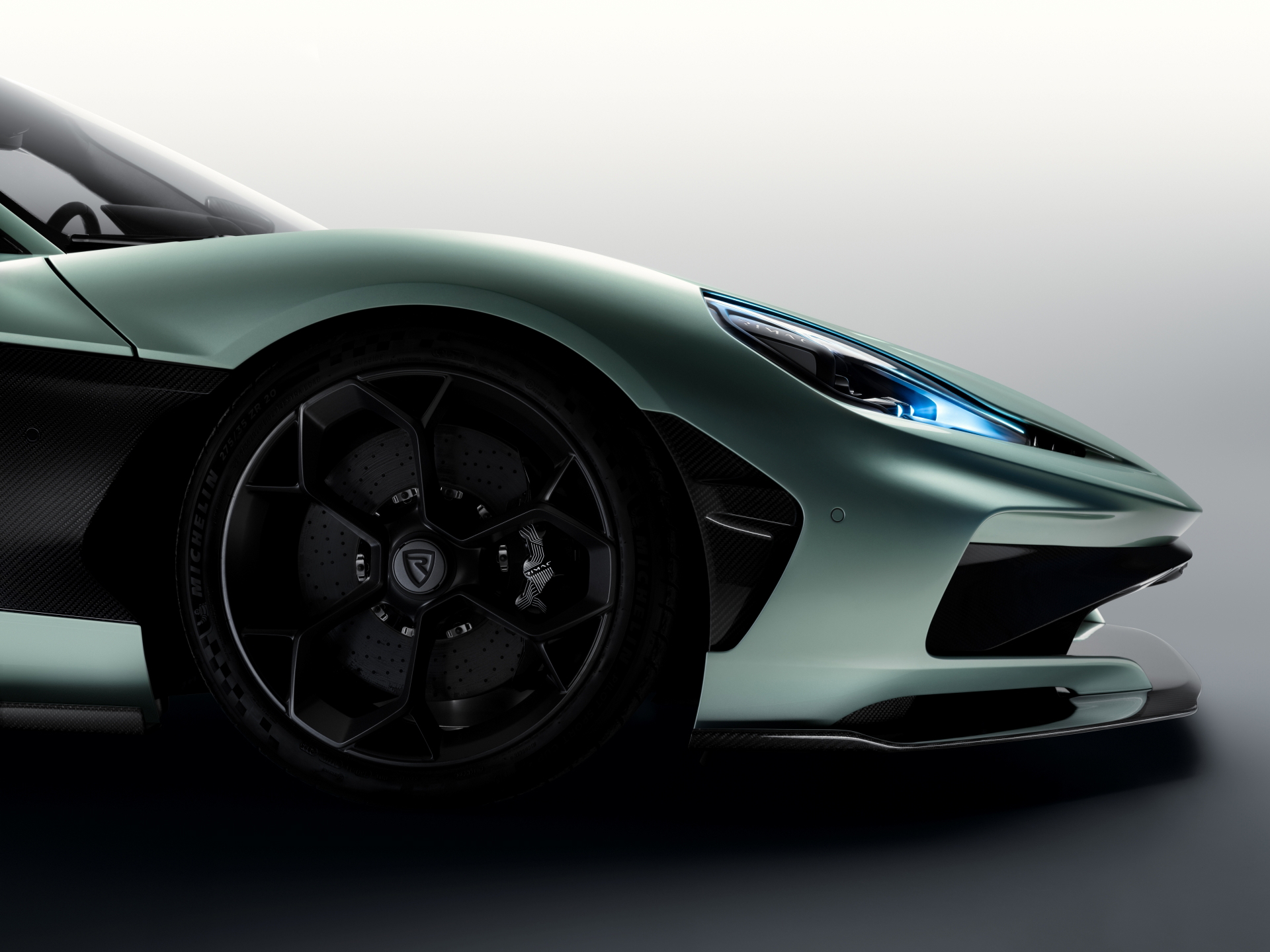 Detalle lateral que muestra la potencia y elegancia del Rimac Nevera R.