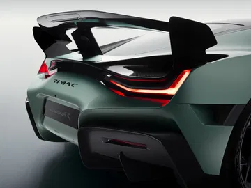 Vista angular de la parte trasera y lateral del Rimac Nevera R, enfatizando su diseño aerodinámico.