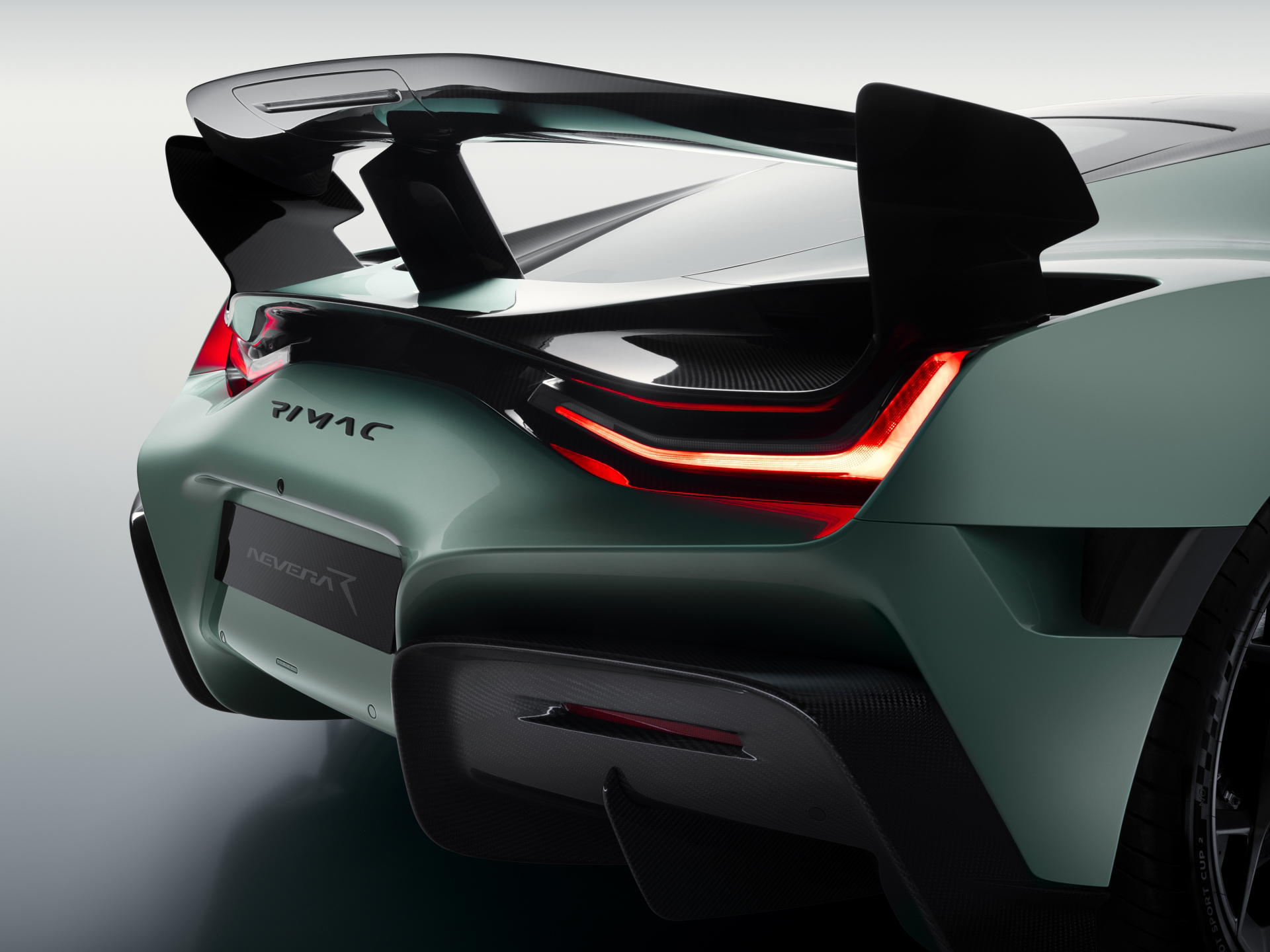 Vista angular de la parte trasera y lateral del Rimac Nevera R, enfatizando su diseño aerodinámico.