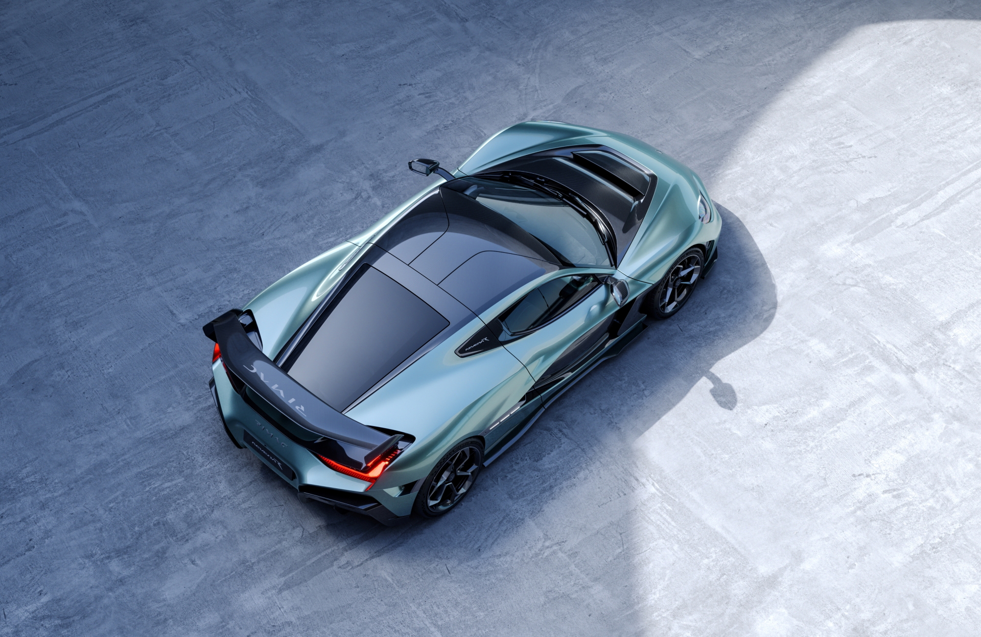 Vista aérea del Rimac Nevera R, destacando su diseño aerodinámico.