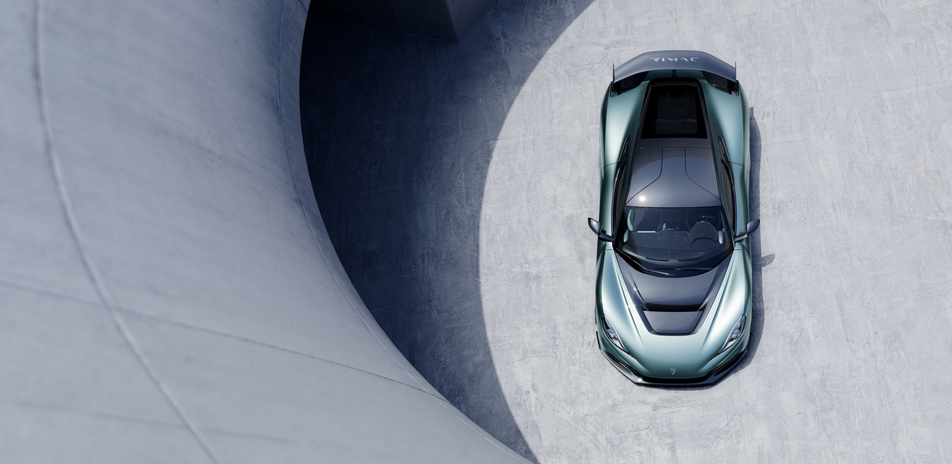 Vista aérea del Rimac Nevera R resaltando su diseño aerodinámico.