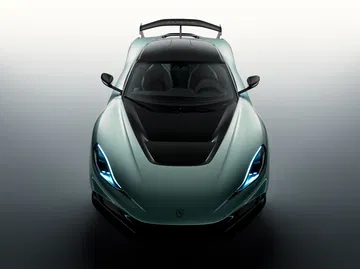 Vista frontal del Rimac Nevera R, enfatizando su diseño aerodinámico y agresivo.