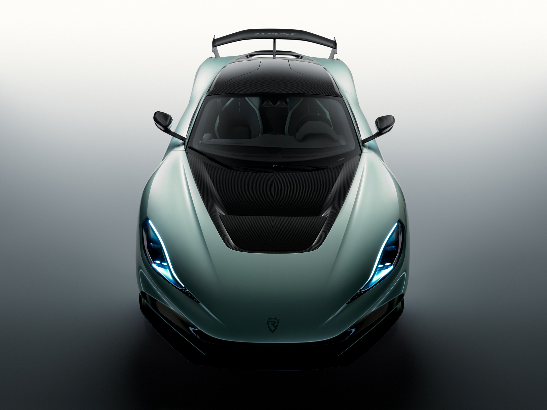 Vista frontal del Rimac Nevera R, enfatizando su diseño aerodinámico y agresivo.