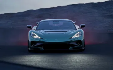 Vista frontal del Rimac Nevera R demostrando poderío y diseño en circuito.