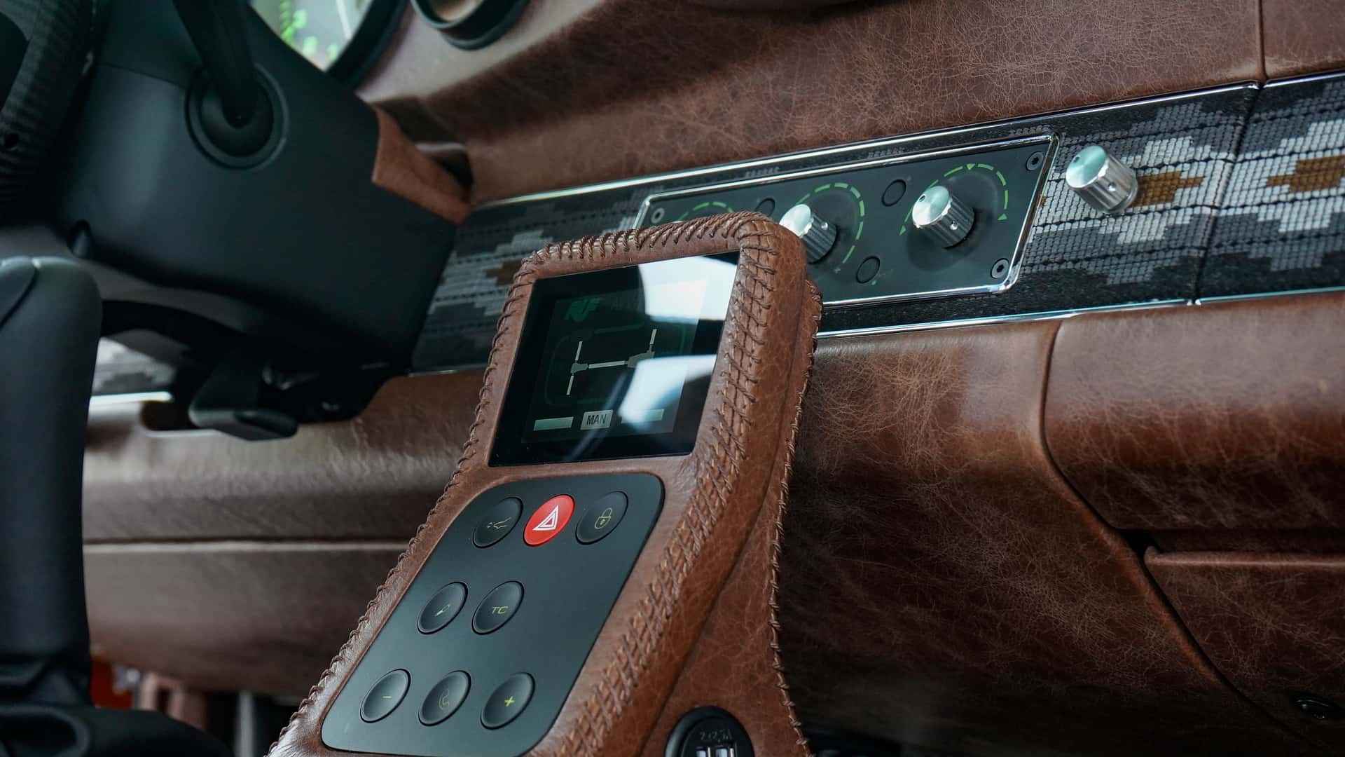 Ruf Rodeo 2024, consola central con acabados de alta calidad.