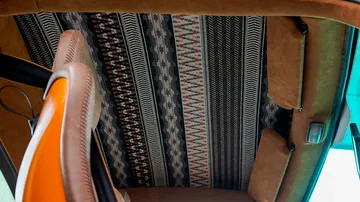 Vista lateral del RUF Rodeo mostrando su perfil robusto y aventurero.