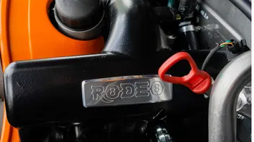 Rodeo 2024, cierre de capó mostrando la atención al detalle.