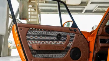 Panel lateral RUF Rodeo con acabados de lujo y detalles en cuero.