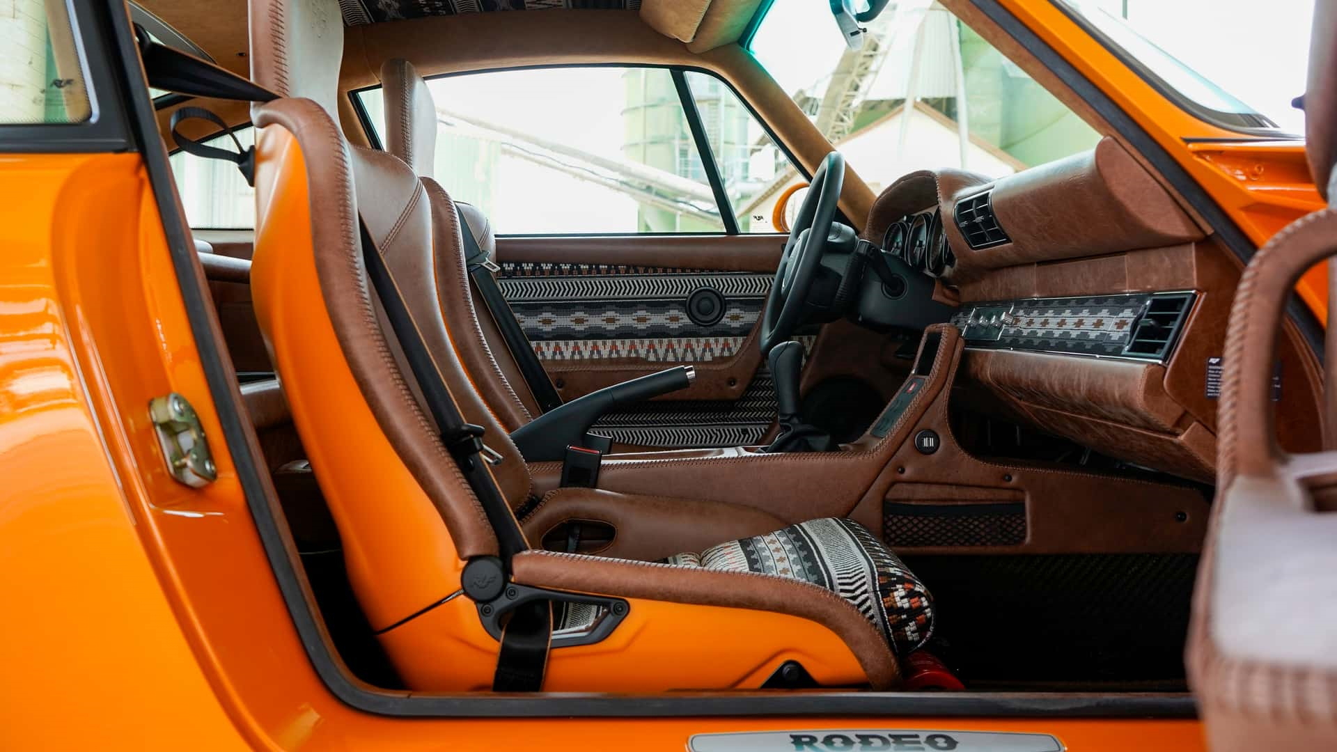 Cabina del Ruf Rodeo con acabados premium y detalles en cuero marrón.