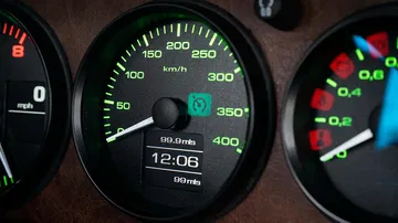 Vista cercana del cuadro de instrumentos RUF Rodeo, destacando su diseño clásico.