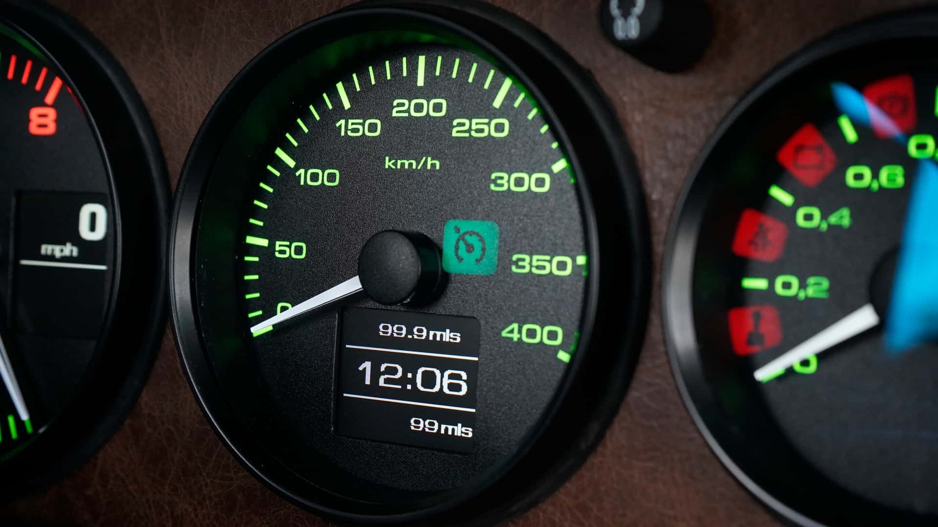 Vista cercana del cuadro de instrumentos RUF Rodeo, destacando su diseño clásico.