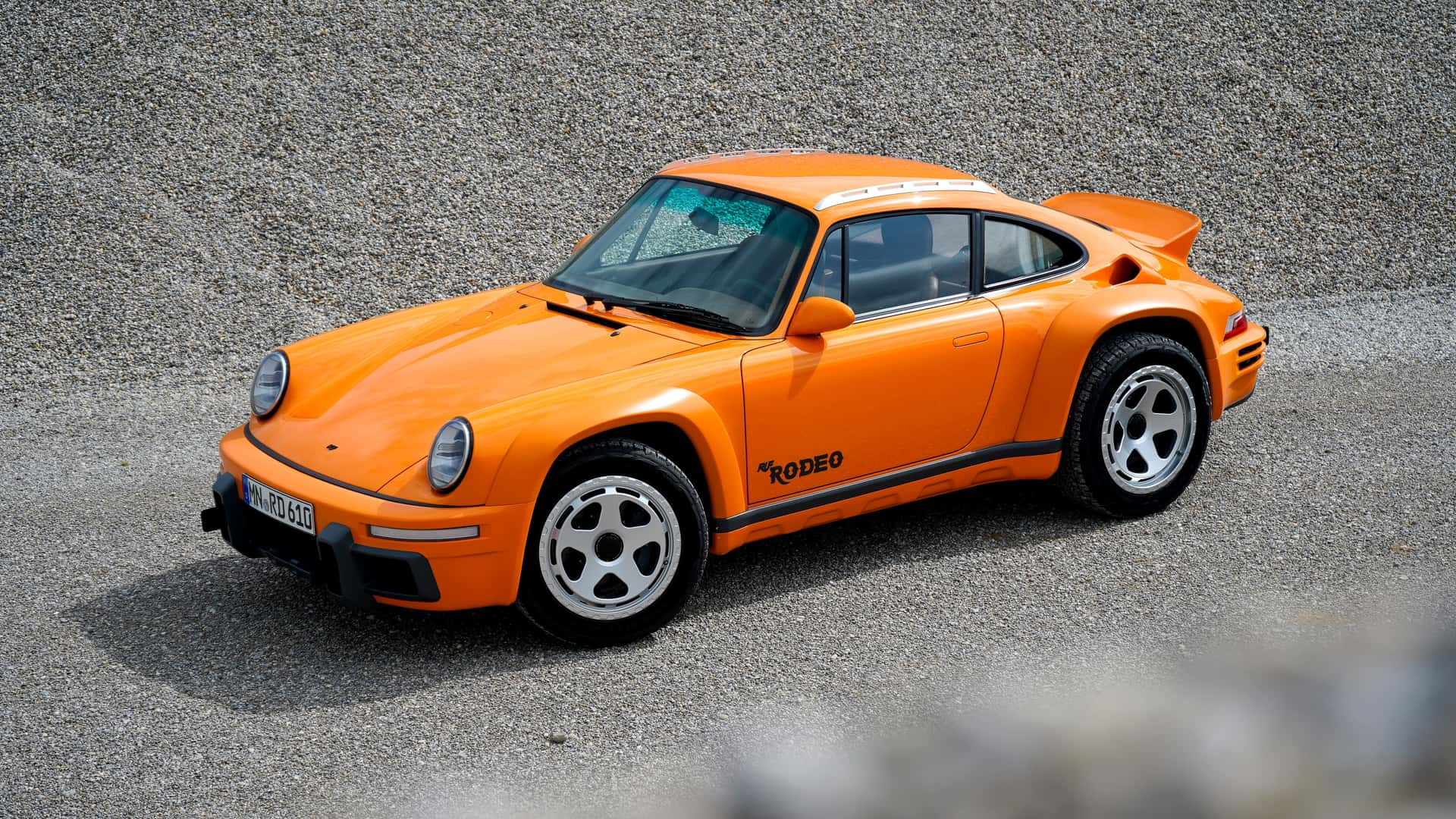 Vista lateral del RUF Rodeo en acción, mostrando su línea deportiva y capacidad todoterreno