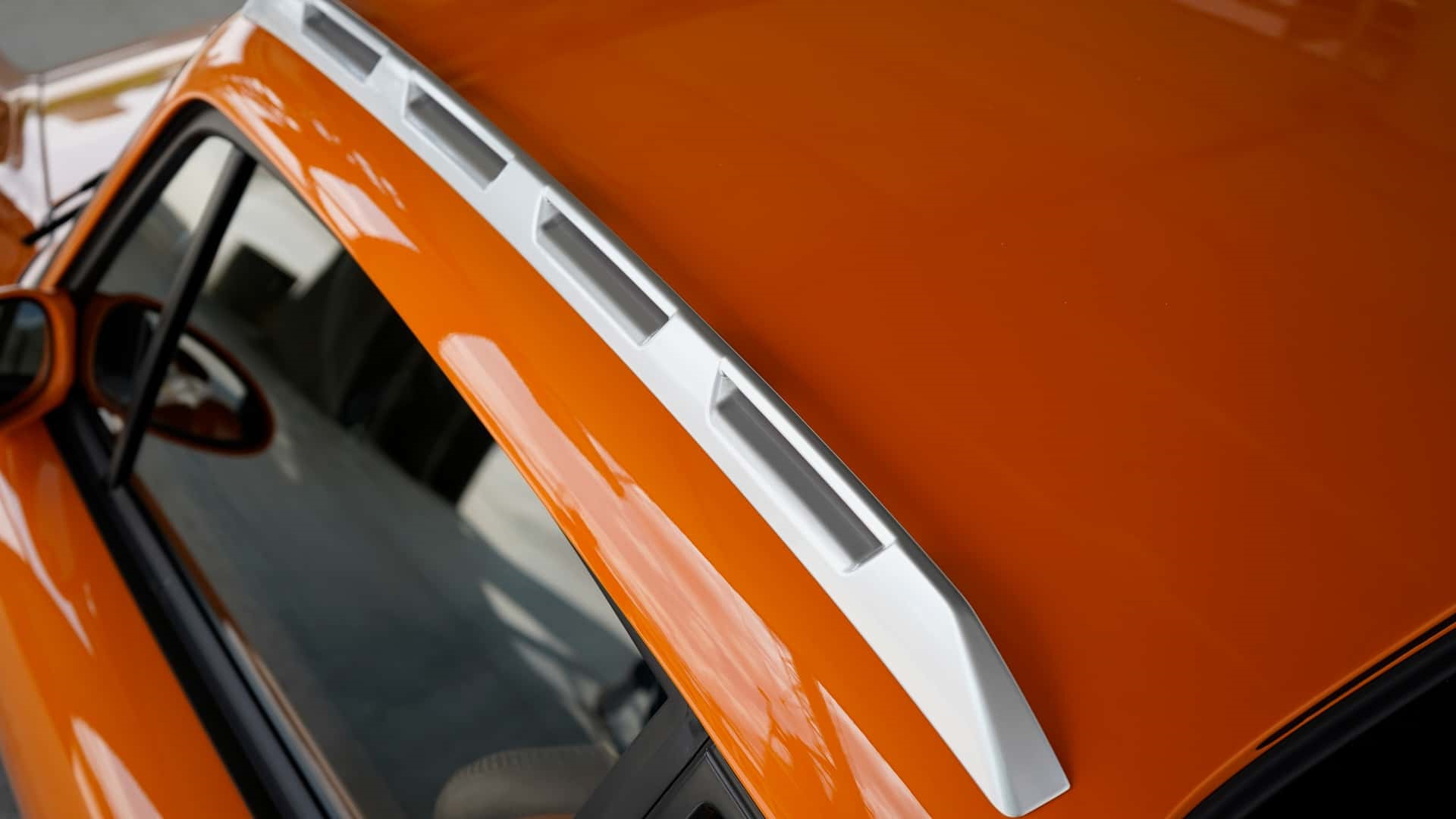 Perfil del RUF Rodeo en acción, potencia y estilo en todo terreno.