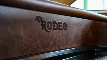 Vista del detalle bordado 'RODEO' en el interior del vehículo.