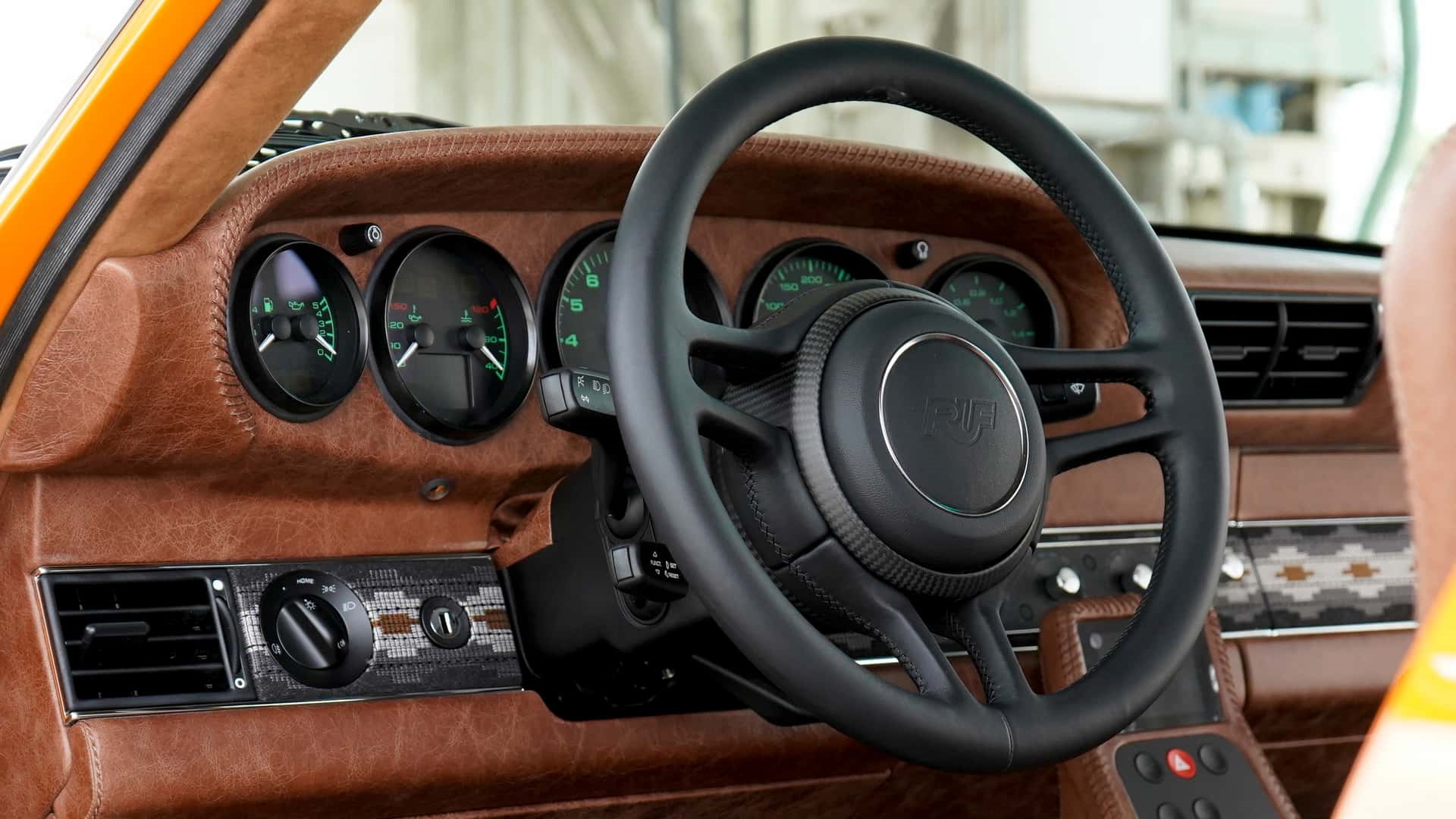 Cabina del RUF Rodeo con volante e instrumentación clara y accesible.