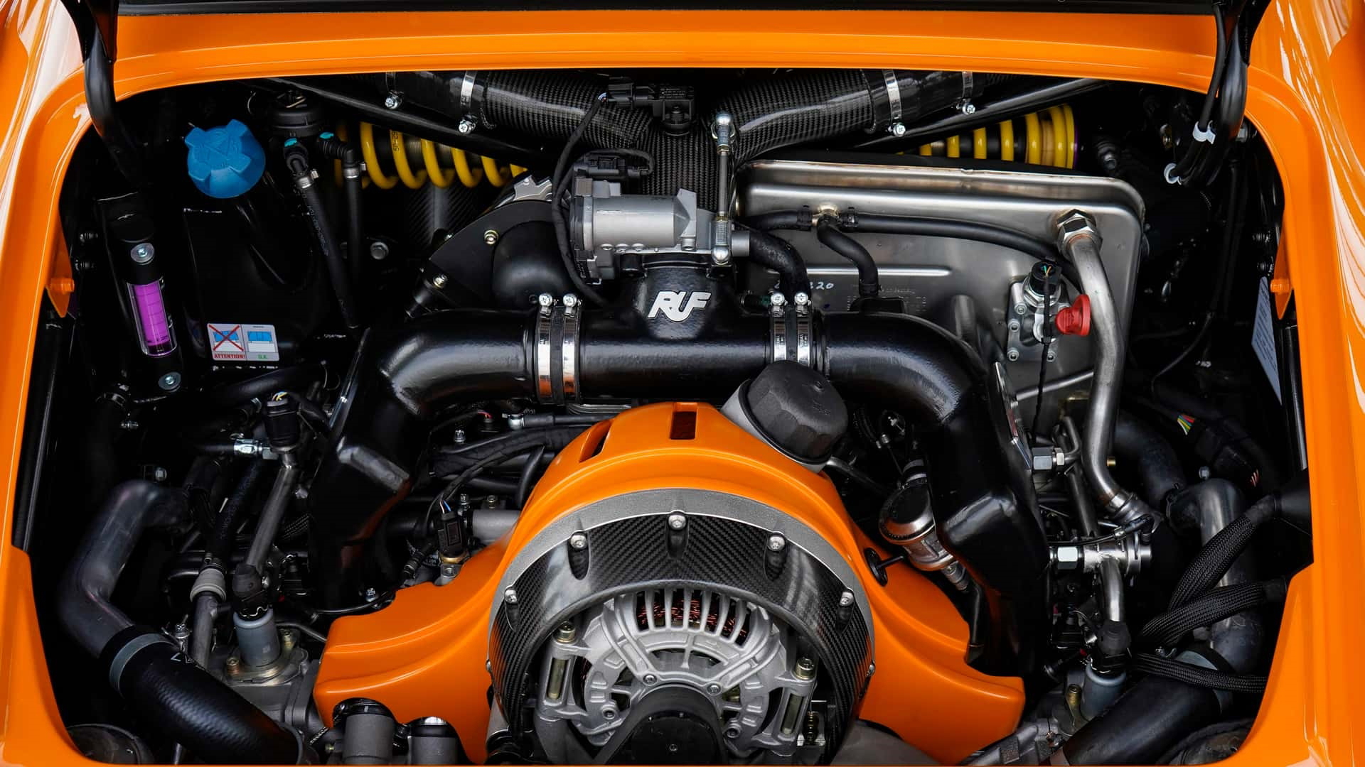 Vista detallada del motor RUF Rodeo 2024, potencia y rendimiento en bruto.