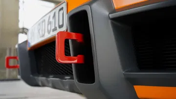 Vista enfocada del detalle lateral de un Ruf Rodeo, perfecto para off-road extremo.