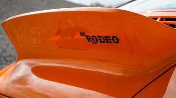 Vista lateral del RUF Rodeo, destacando su línea y detalles deportivos