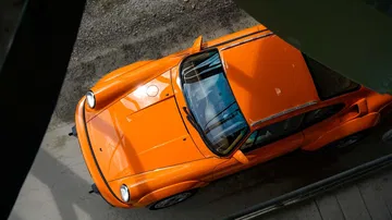 Vista aérea del RUF Rodeo en acción, destacando su techo y línea lateral.