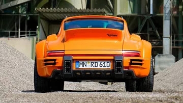 Vista trasera y lateral del RUF Rodeo, mostrando su diseño robusto y deportivo.