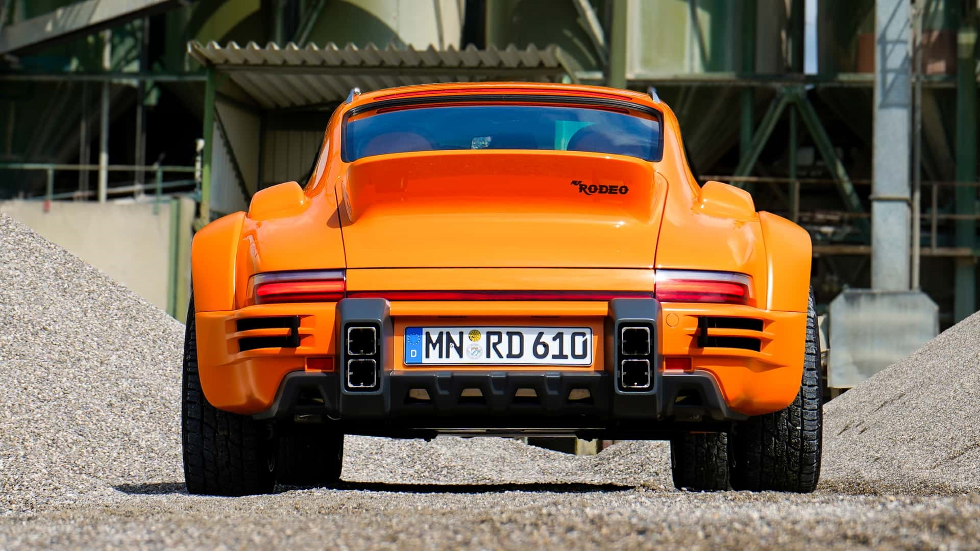 Vista trasera y lateral del RUF Rodeo, mostrando su diseño robusto y deportivo.