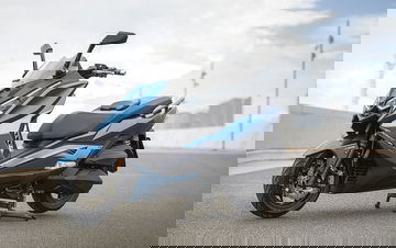 Scooter moderno con diseño deportivo y más de 23 CV, oferta 700 € descuento en agosto.