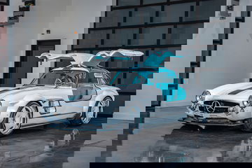 Mercedes 300SL con puertas alas de gaviota abiertas