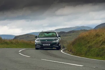 Skoda Superb oculta un motor de 477 CV bajo un diseño sutil.