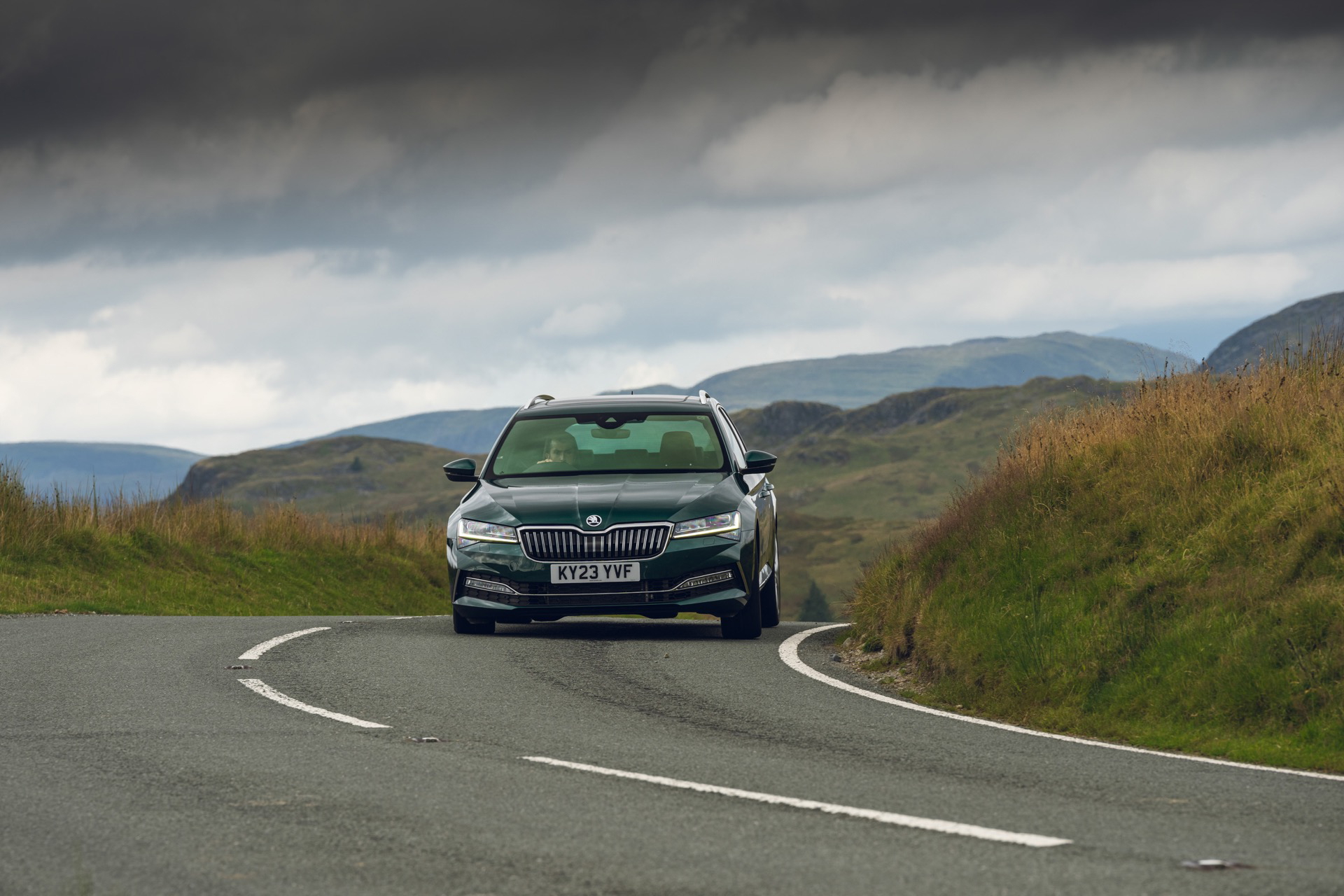 Skoda Superb oculta un motor de 477 CV bajo un diseño sutil.