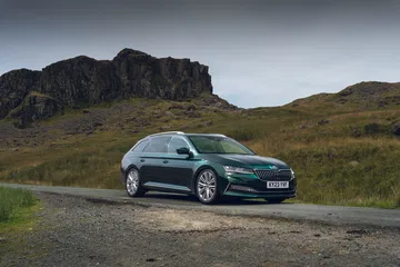 Vista lateral del Skoda Superb con 477 CV, un sleeper imponente.