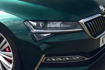 Vista detallada del frontal del Skoda Superb con enfoque en la insignia