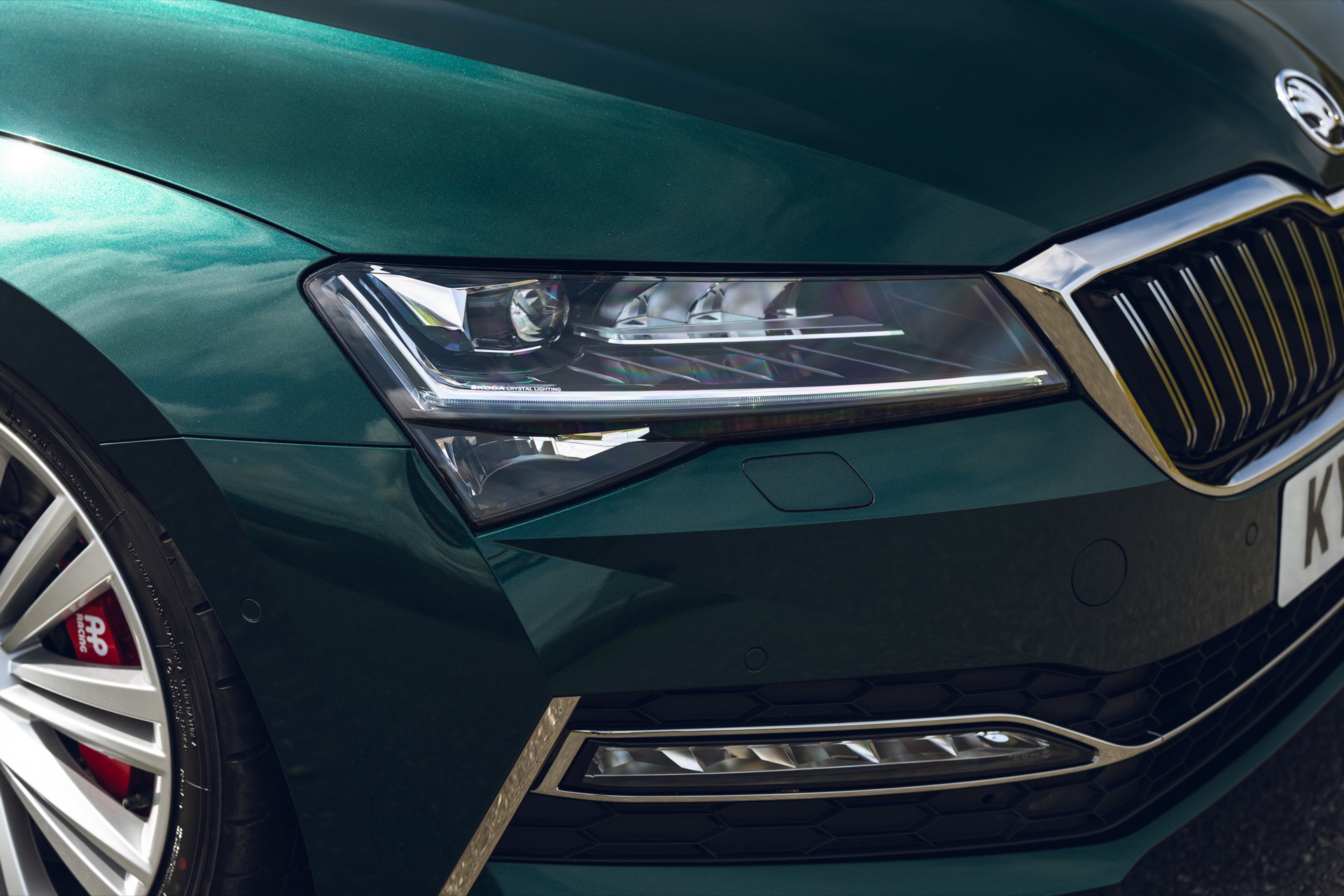 Vista detallada del frontal del Skoda Superb con enfoque en la insignia