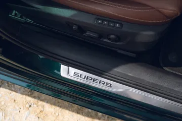 Detalle de umbral de puerta del Skoda Superb con inscripción personalizada.