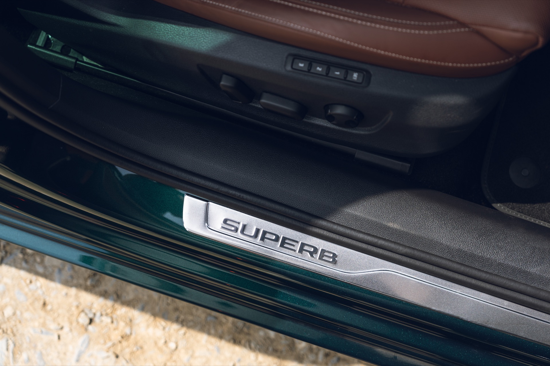 Detalle de umbral de puerta del Skoda Superb con inscripción personalizada.