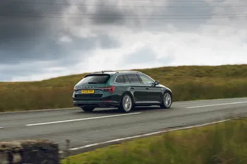 Skoda Superb modificado con apariencia discreta oculta un motor de 477 CV.