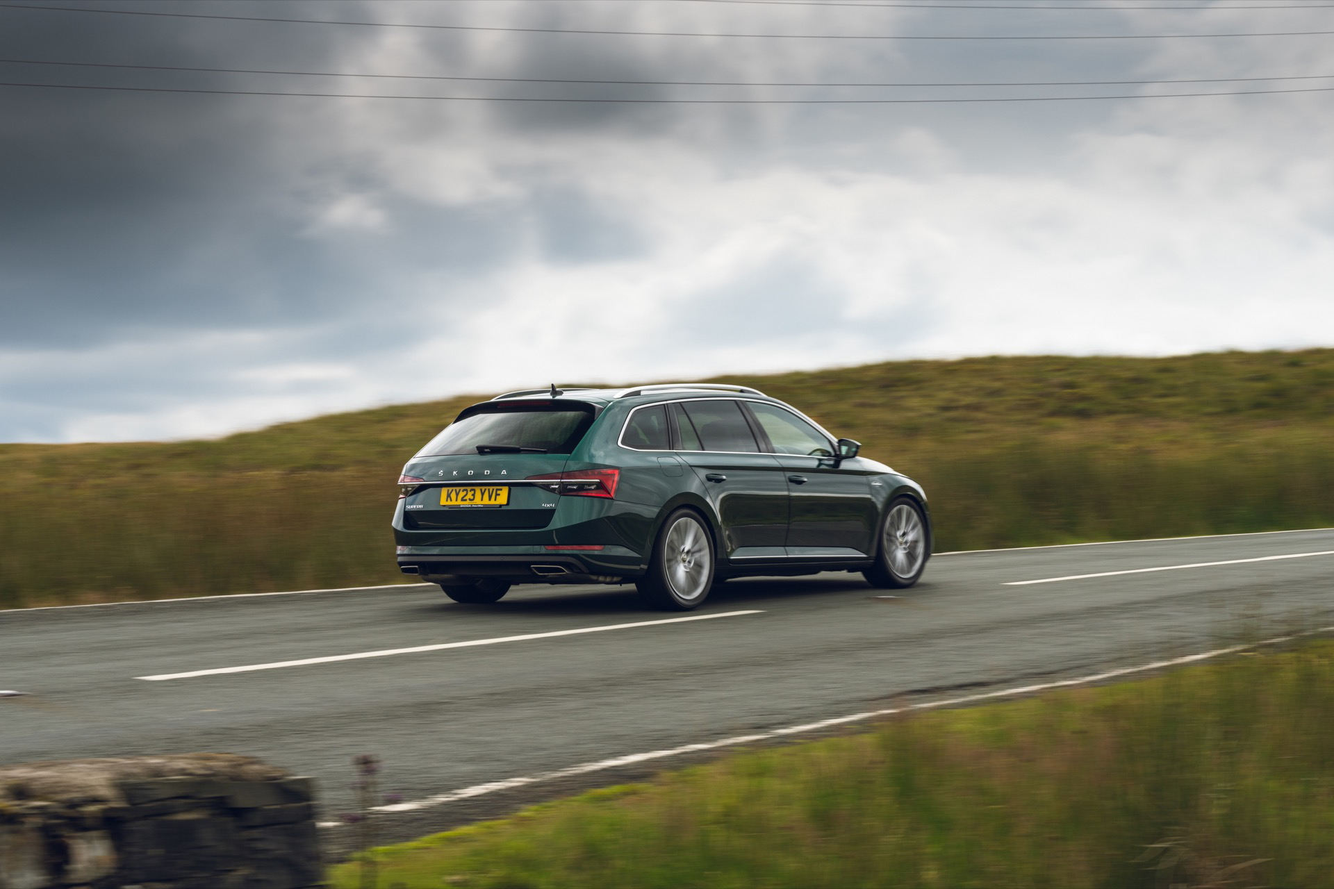 Skoda Superb modificado con apariencia discreta oculta un motor de 477 CV.