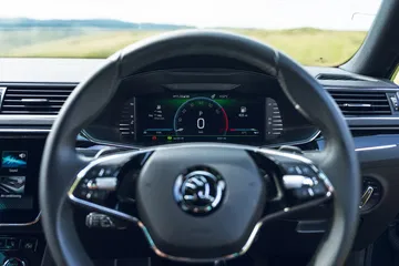 Vista lateral de un Škoda Superb modificada con 477 CV