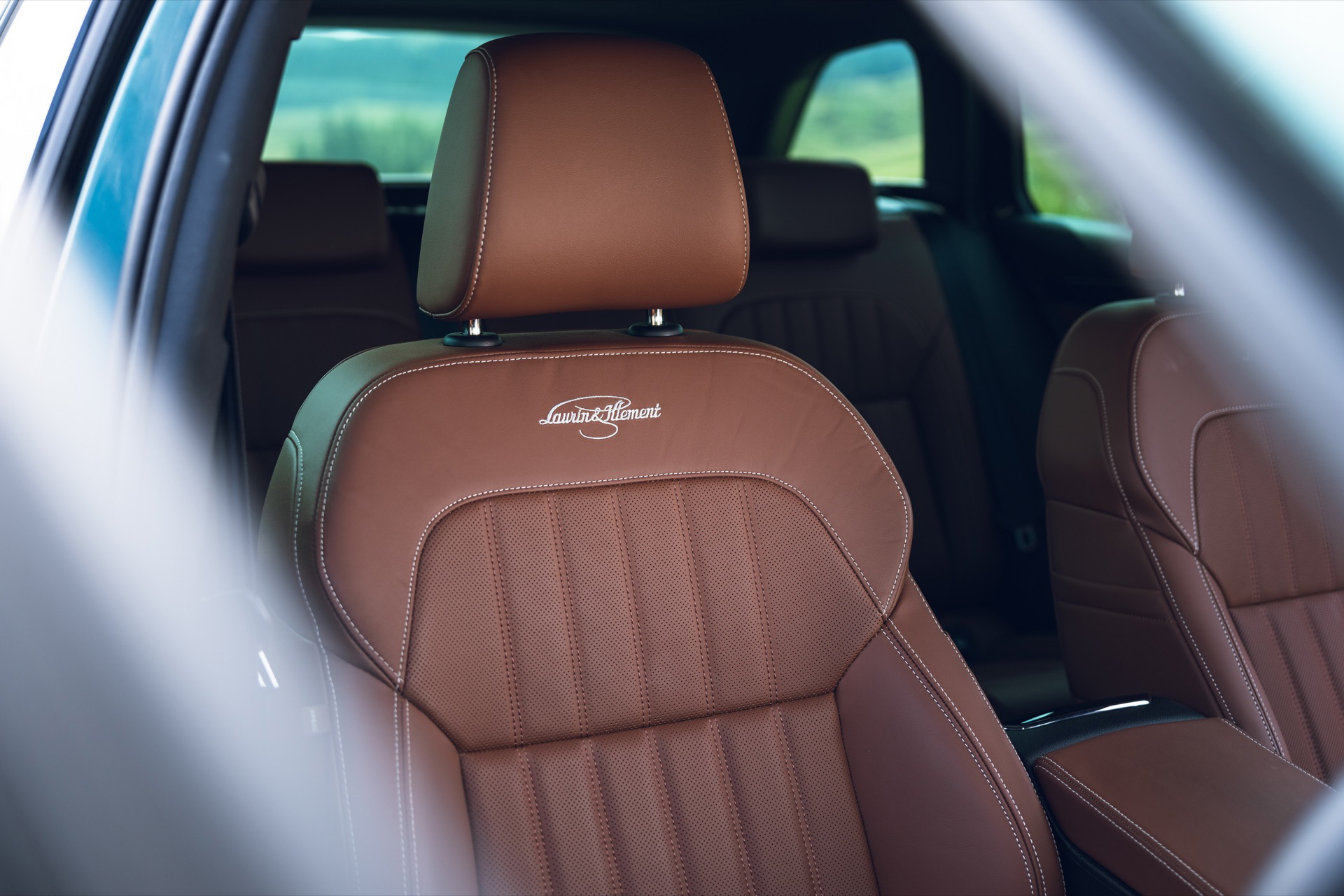 Asientos de cuero marrón con costuras detalladas de un Skoda Superb.