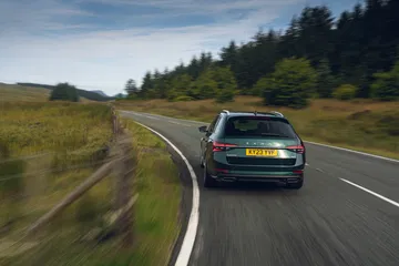 Vista dinámica del Skoda Superb mostrando su aspecto discreto con una potencia oculta de 477 CV.